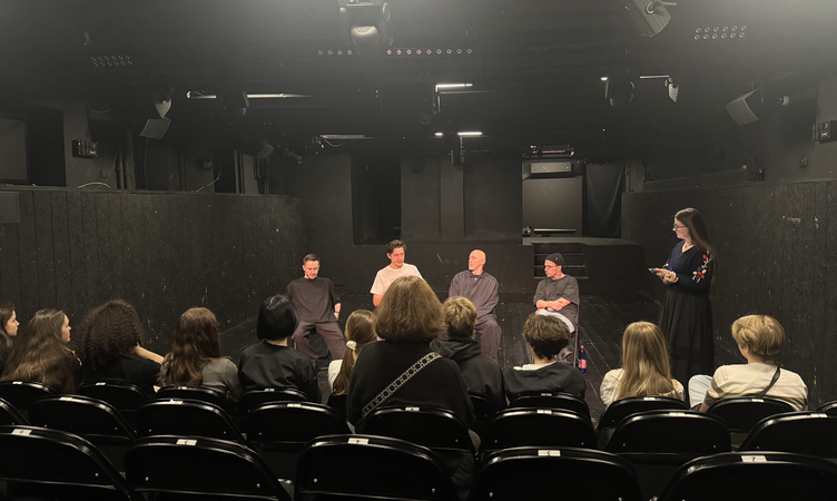«Вне поля зрения». Эксклюзивное обсуждение спектакля с актерами театра «Практика»