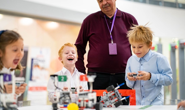 Не трендами едиными: как выстраиваются программы дополнительного образования в Гимназии Сколково